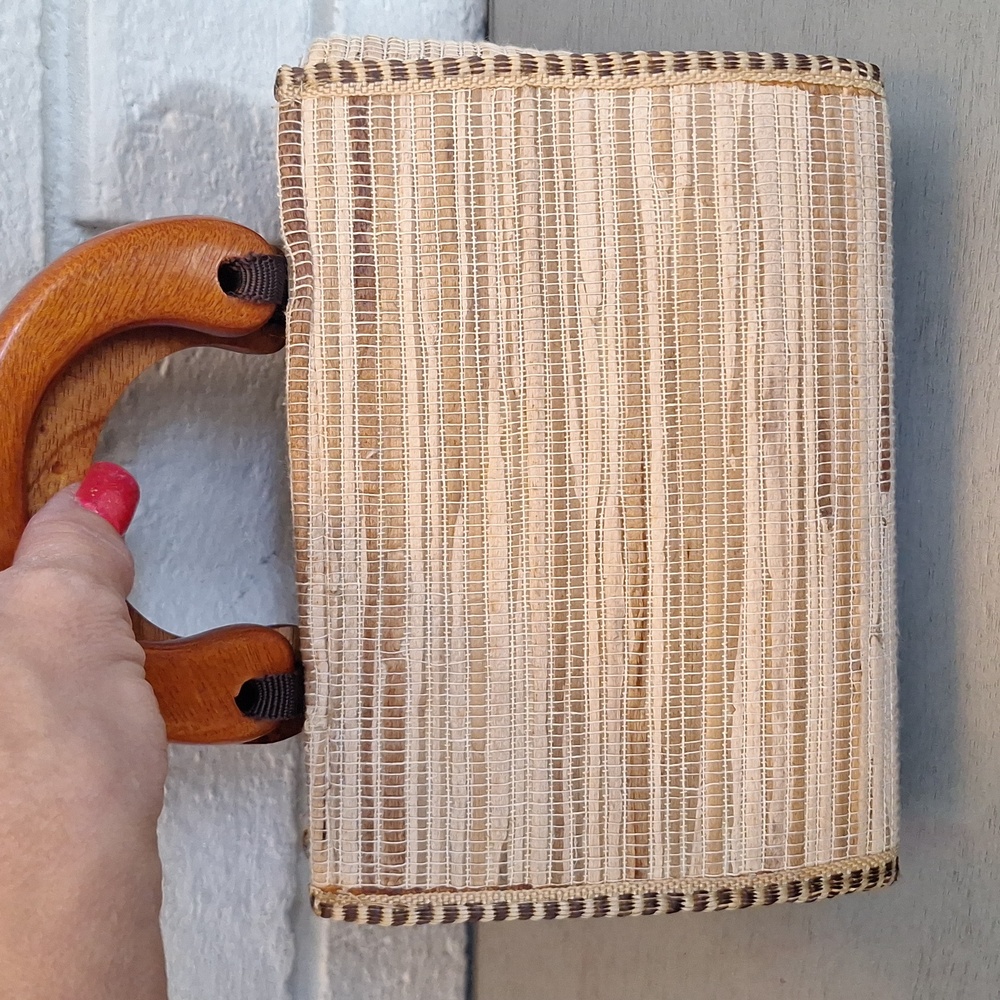 Elegant Unique Tan Flower Detail Wooden Handle Handbag. NWOT - Picture 3 of 9